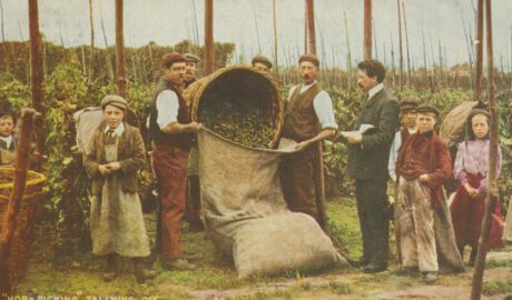 MMM Magazine 01 London hop pickers in the fields 1 Credit Kent County Council